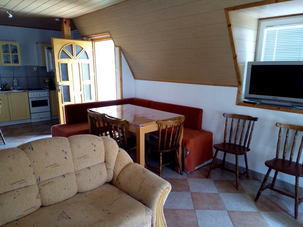 Aniko Apartmanhaz Balatonfoldvar Exterior photo